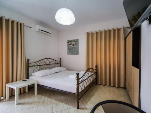 Vironas Hotel Himare Exterior photo