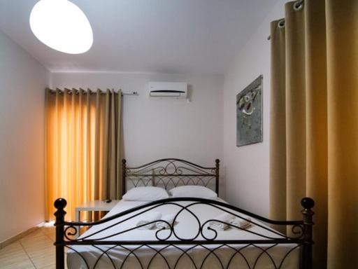 Vironas Hotel Himare Exterior photo